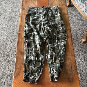 Arizona Jean Company Camouflage Ankle Cargo Pants